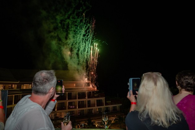 Du khách quốc tế và người dân địa phương đón Countdown chào năm mới 2026 tại Côn Đảo