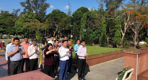 Bộ trưởng Trần Hồng Hà viếng Nghĩa  trang Hàng Dương Côn Đảo