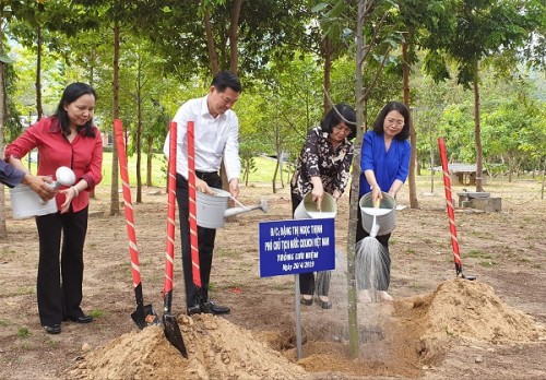 The Vice President visited and planted souvenir trees at Hang Duong cemetery