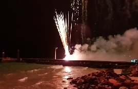 Con Dao district glows in the New Year's fireworks party