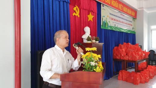 Tặng 100 suất quà cho người dân Côn Đảo
