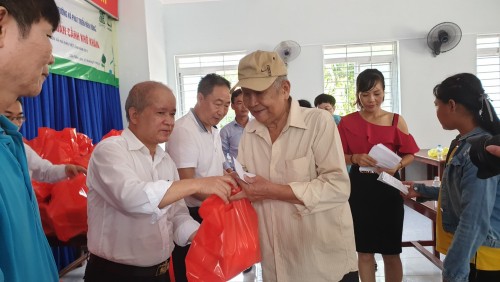 GIVING 100 GIFTS FOR PEOPLE AT CON DAO
