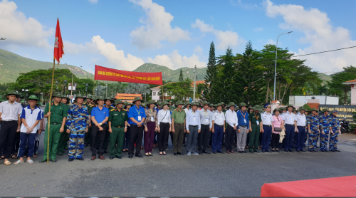 Chung tay làm sạch biển tại Huyện Côn Đảo