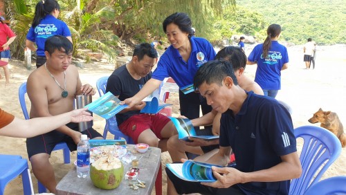 ENVIRONMENTAL PROTECTION CLUB AT CON DAO COLLECTS GARBAGE
