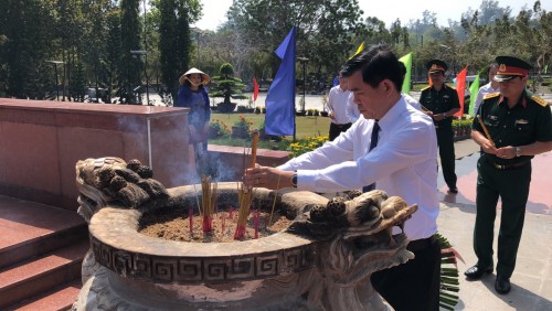 Bí thư Tỉnh ủy Nguyễn Hồng Lĩnh viếng nghĩa trang Hàng Dương