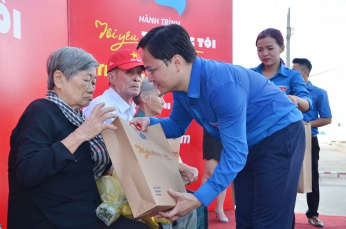 images1625895 anh nguy n anh tu n b th th ng tr c bch trung ng o n ch t ch trung ng h i lhtn vi t nam t ng qu cho c c c u t ch nh tr c n o t i h nh tr