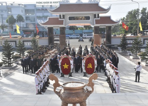 Đại biểu dự Đại hội Đảng bộ tỉnh lần thứ VII viếng Nghĩa trang Liệt sĩ tỉnh