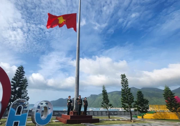 Thiêng liêng lễ chào cờ tại Đặc khu Côn Đảo sáng 26-7