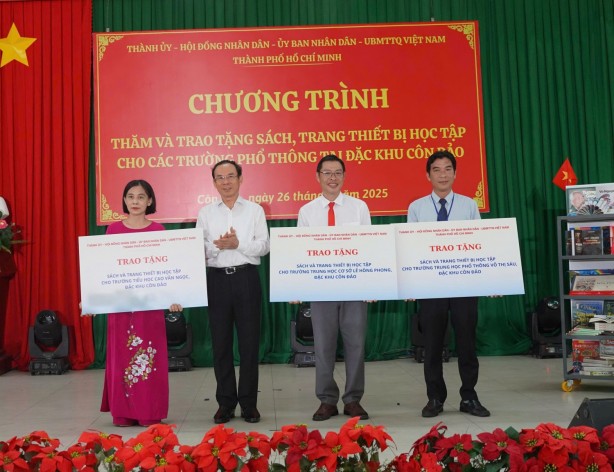 TP Hồ Chí Minh trao tặng sách, thiết bị học tập cho các trường phổ thông tại đặc khu Côn Đảo