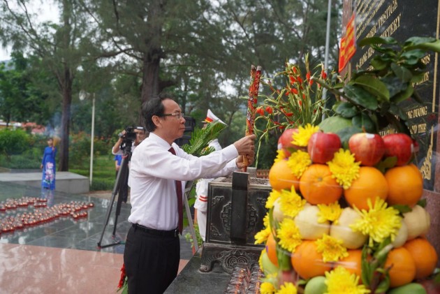 Thành phố Hồ Chí Minh dâng hương, thắp nến tri ân tại Côn Đảo