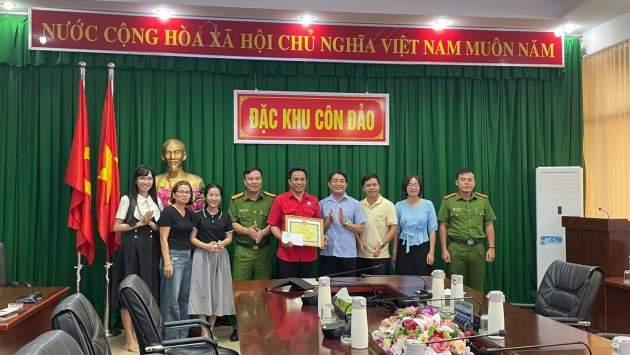 Khen thưởng người đàn ông cứu bé trai bị vùi trong hố cát tại Côn Đảo