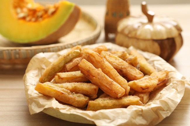 Đừng tưởng mỗi khoai tây, món bí đỏ chiên giòn này cũng cực hấp dẫn cho bé