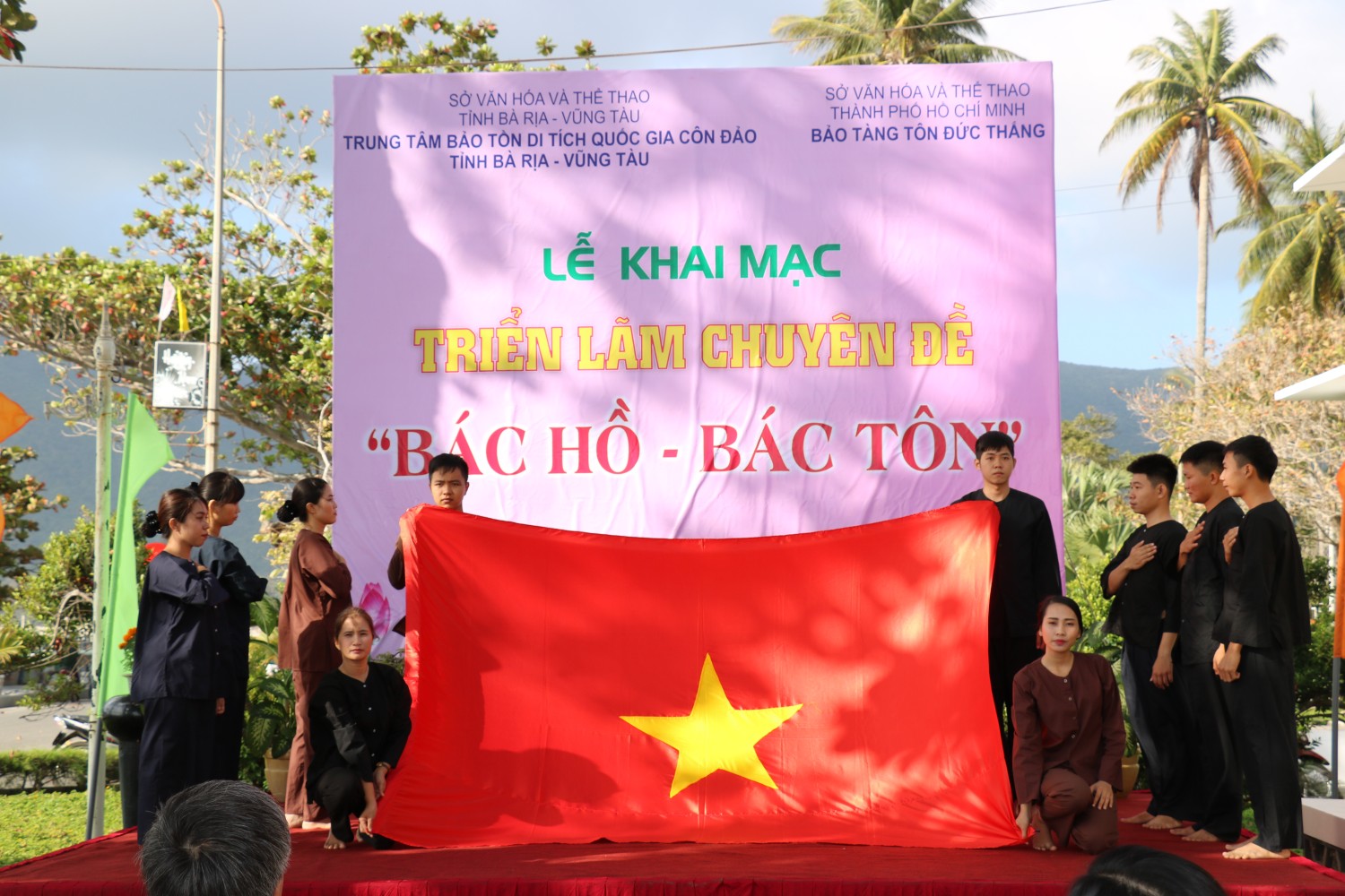 Khai mạc triển lãm chuyên đề “Bác Hồ - Bác Tôn”