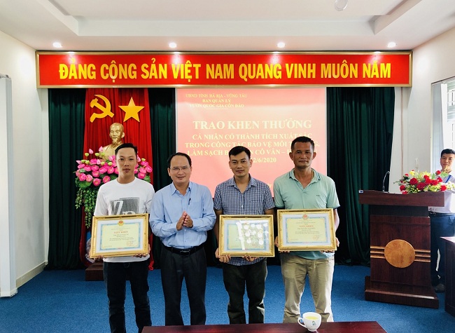 Ban quản lý Vườn quốc gia Côn Đảo khen thưởng cho các cá nhân trong công tác bảo vệ môi trường