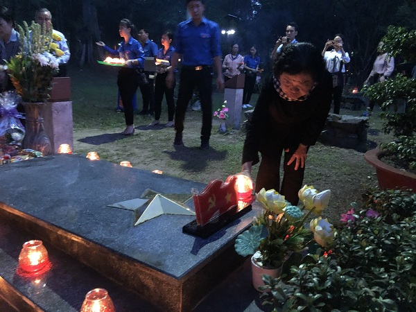 Light candles of gratitude and commemoration of the heroic martyrs at Hang Duong Cemetery