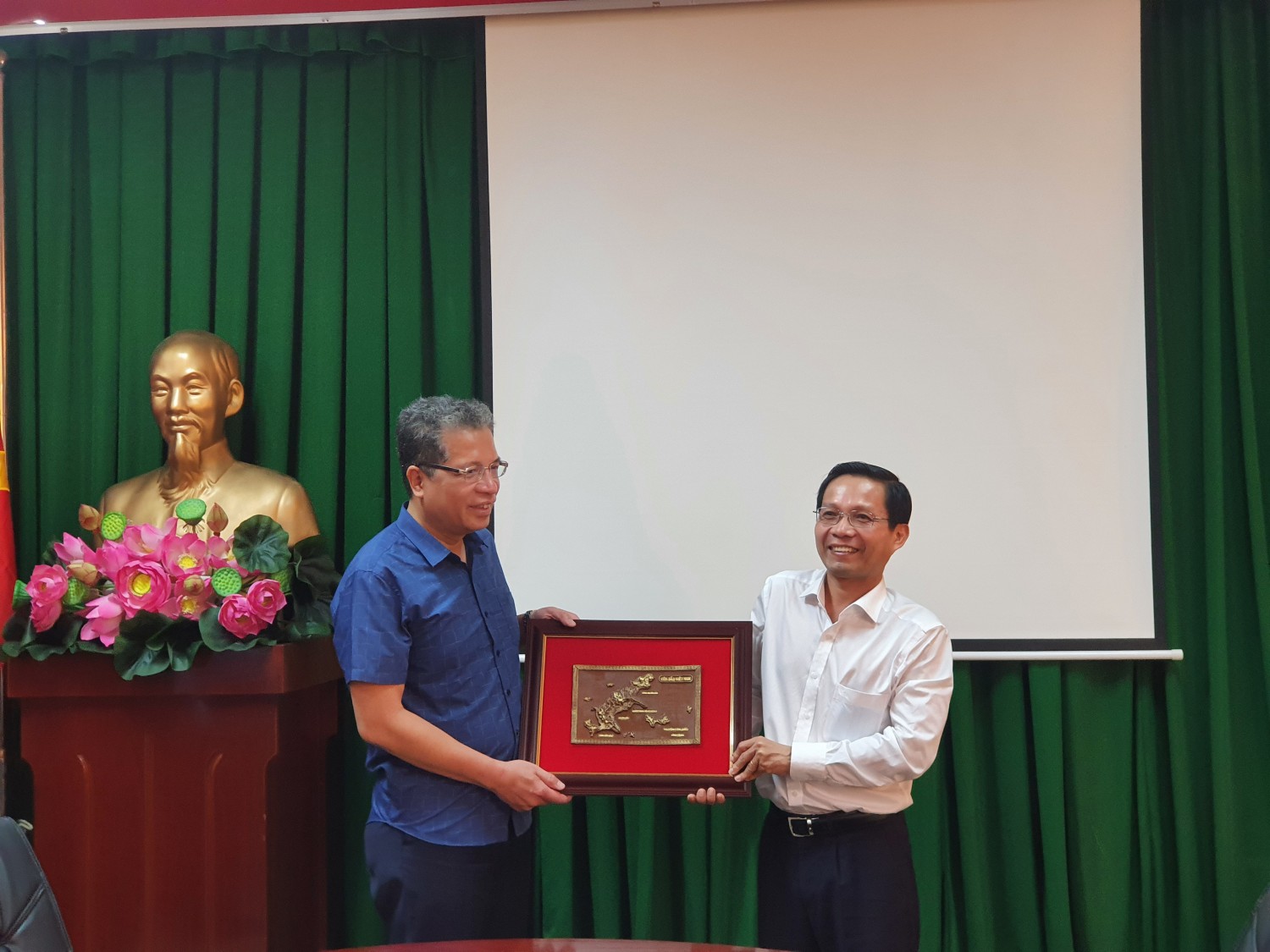 Thứ trưởng Bộ ngoại giao Đặng Minh Khôi thăm Côn Đảo