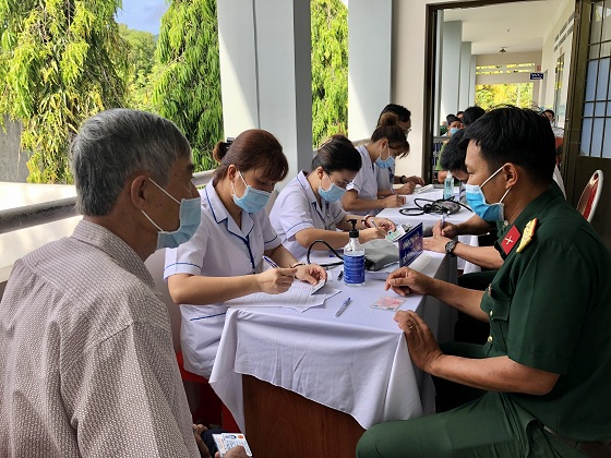 Thần tốc tiêm vắc xin cho người dân Côn Đảo