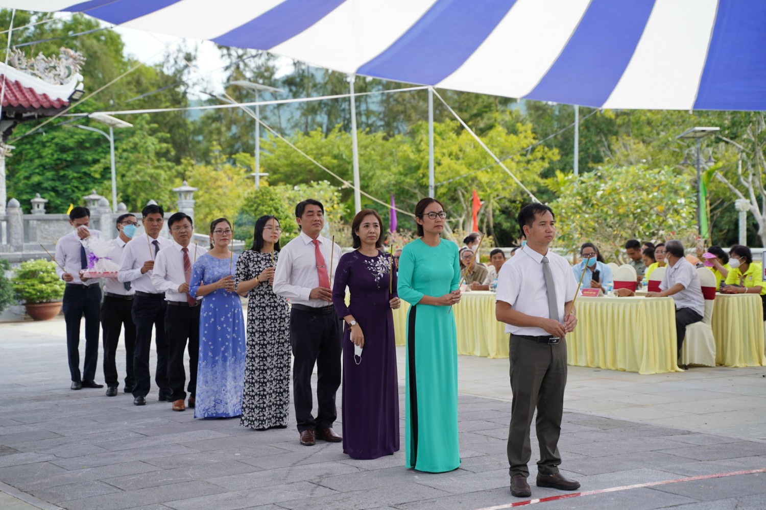 Dâng hương