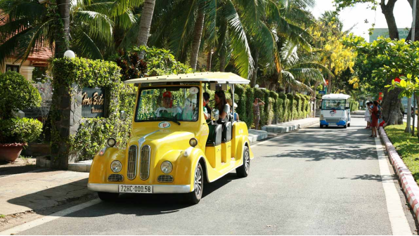 Huyện Côn Đảo đang kêu gọi các tổ chức, doanh nghiệp sử dụng và sản xuất theo hướng tái sử dụng, tái chế, không phát thải ô nhiễm. Trong ảnh: Xe điện bảo vệ môi trường chở khách du lịch tham quan Côn Đảo.