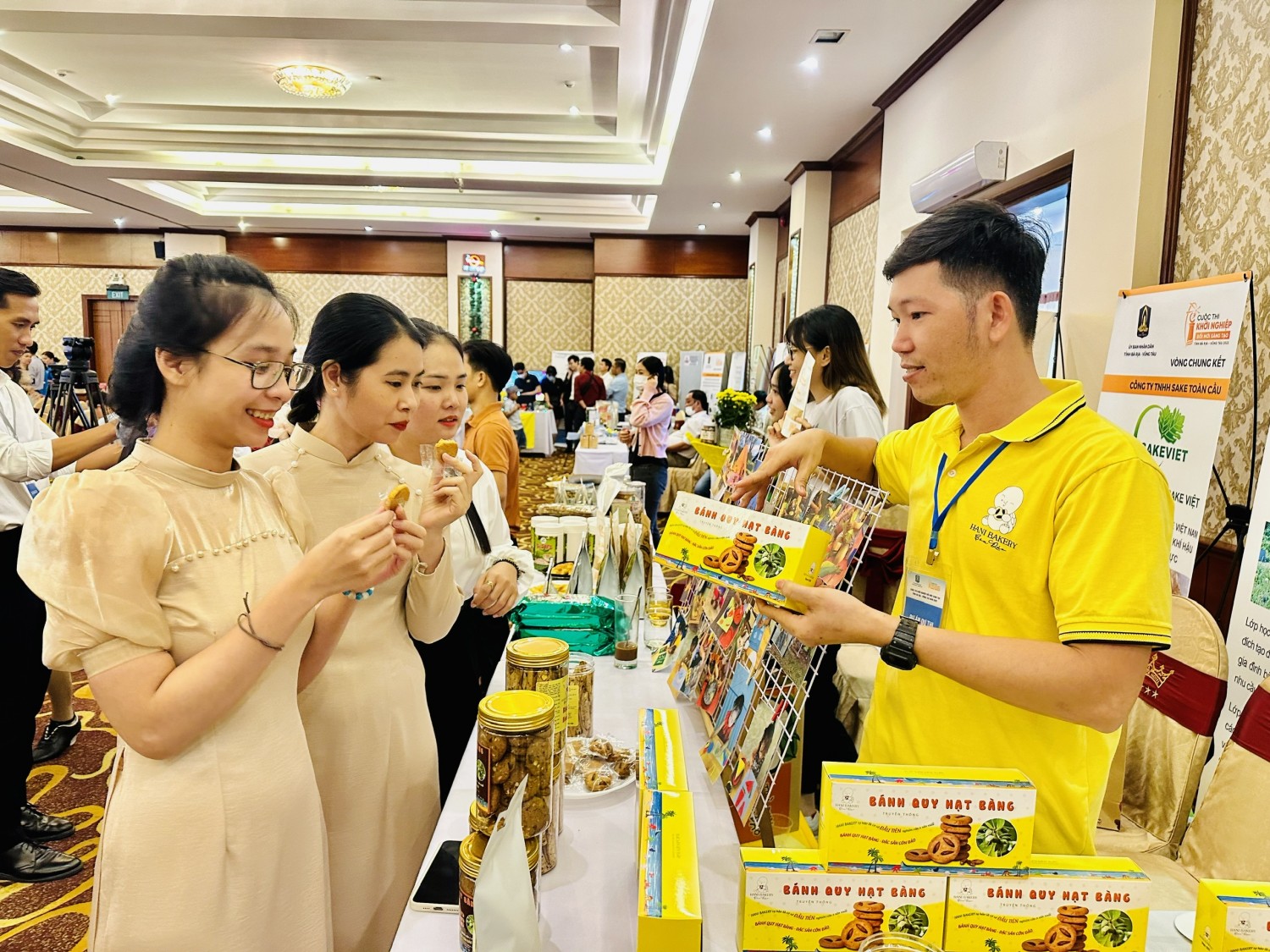 Người làm nên đặc sản bánh quy hạt bàng Côn Đảo