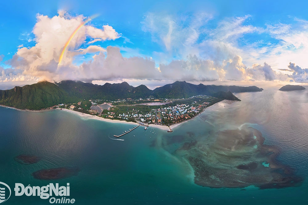 Cận cảnh hòn đảo to lớn nhất Bà Rịa-Vũng Tàu, đẹp lạ nhìn từ trên cao xuống biển