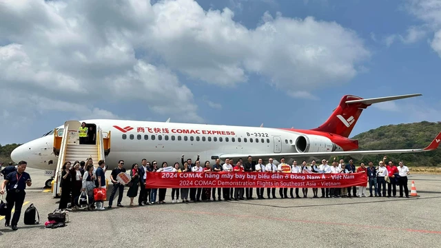 Máy bay Comac hạ cánh xuống Côn Đảo