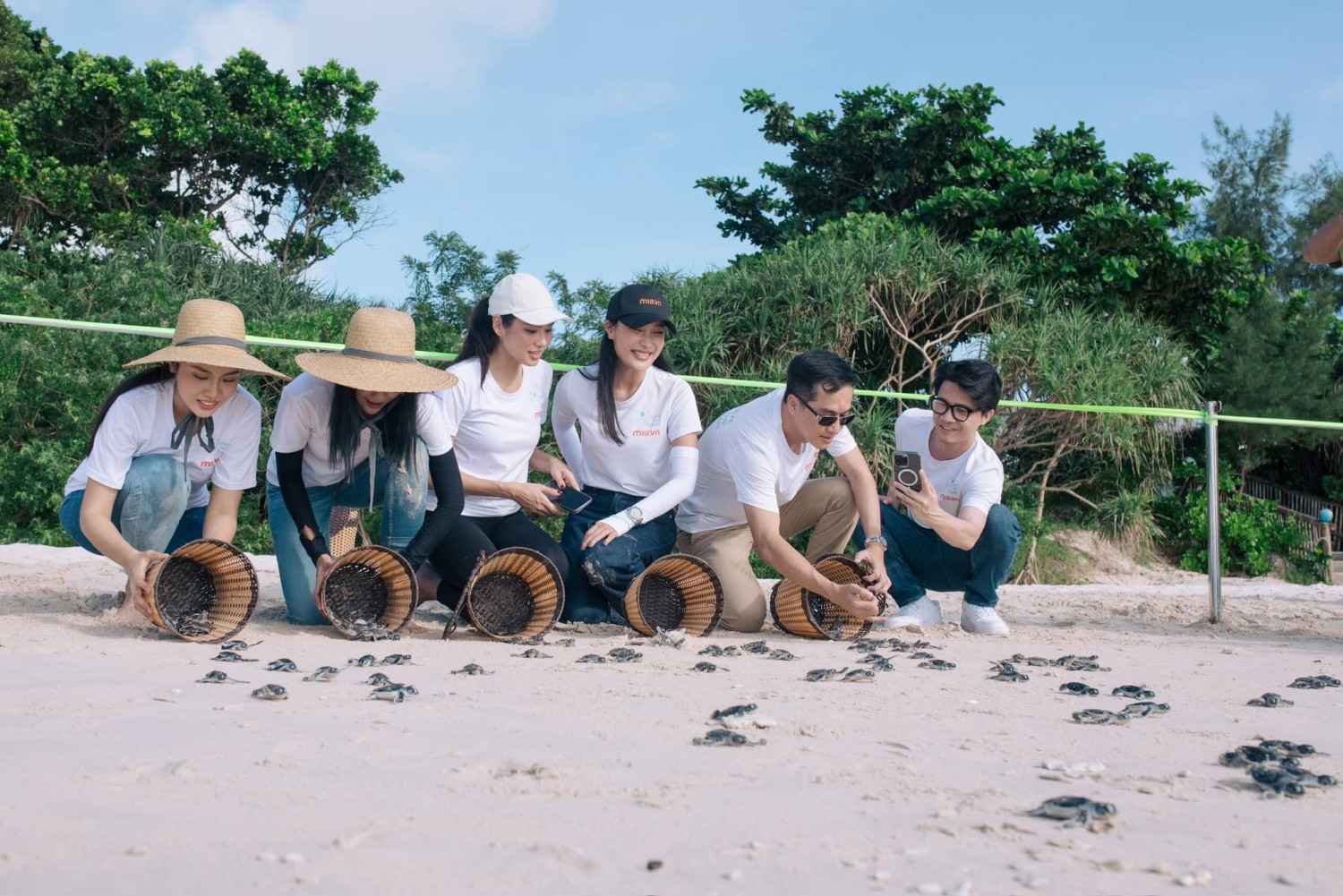 tour thả rùa con về biển hòn Bảy Cạnh