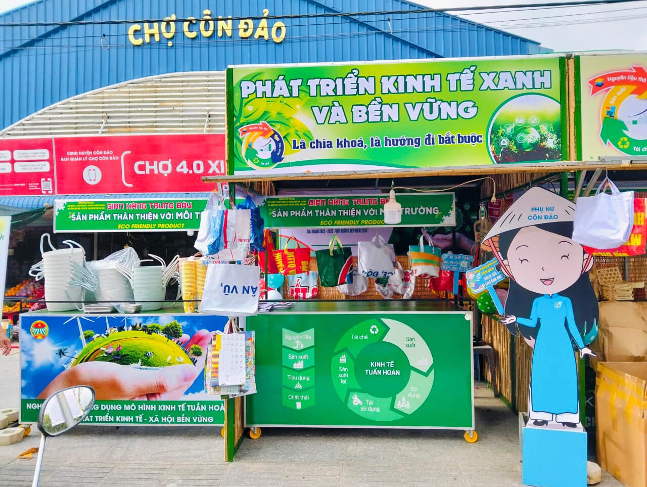Cùng tham quan, mua sắm tại các gian hàng trưng bày các sản phẩm thân thiện môi trường tại huyện Côn Đảo