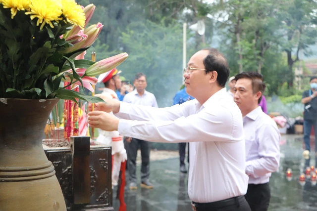 Đoàn công tác TP HCM dâng hương tưởng niệm các anh hùng liệt sĩ ở Côn Đảo