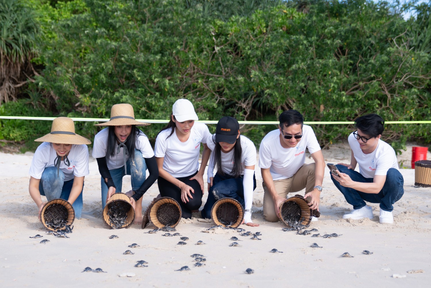 trải nghiệm thả rùa cùng Hoa hậu Ngọc Châu Hoa hậu hoàn vũ Việt Nam 2022 Experience baby turtle releasing with Miss Ngoc Chau